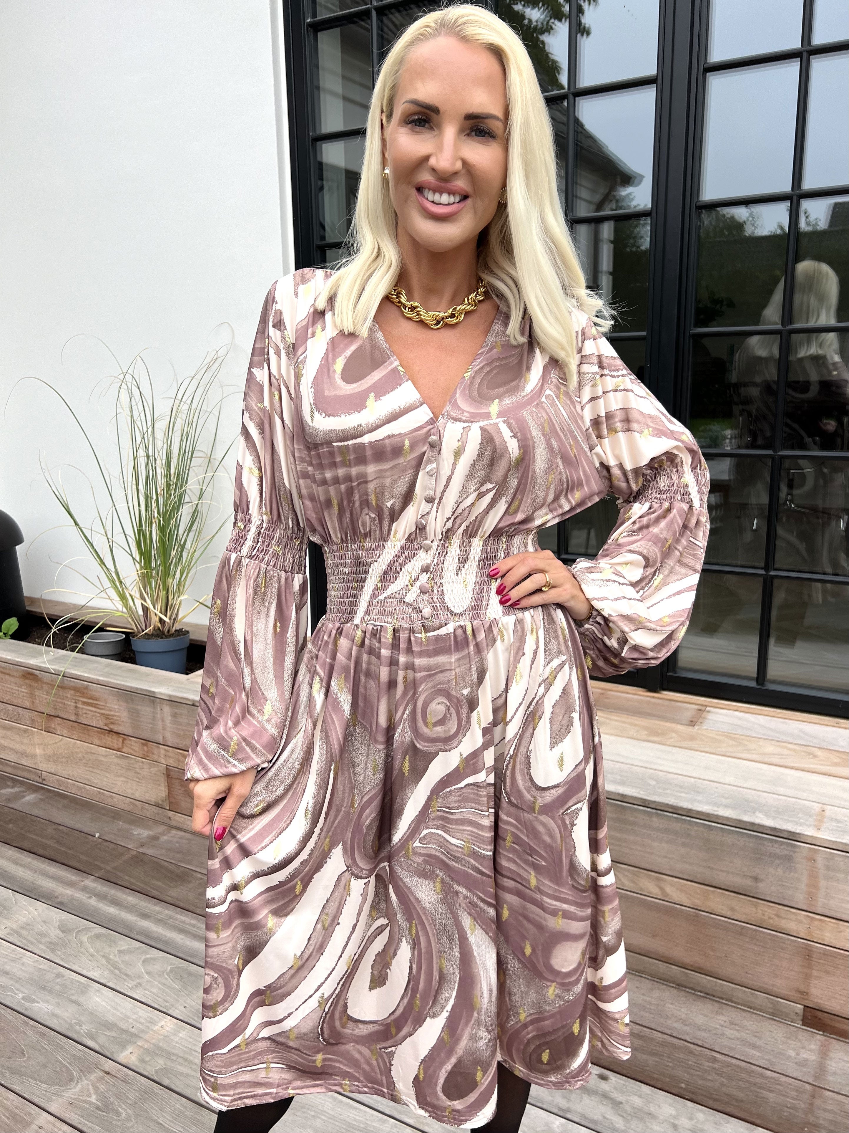 Paige Swirls - Elastisk mønstret kjole med smock og knapper ved brystet
